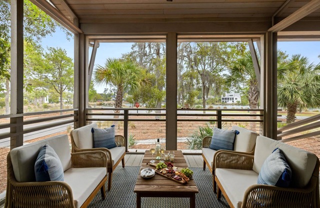 SPECIAL EASTER RATES! Luxurious Townhouse with Lake Views