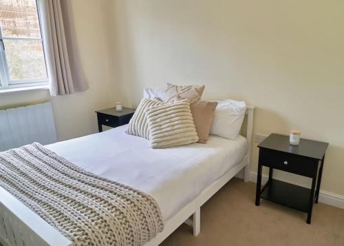 Specious 2-Bed Hideaway in Wokingham, En-Suite, Free Wi-Fi & Parking, Sleeps 4