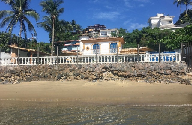 MAISON SPECTACULAIRE EN BORD DE MER