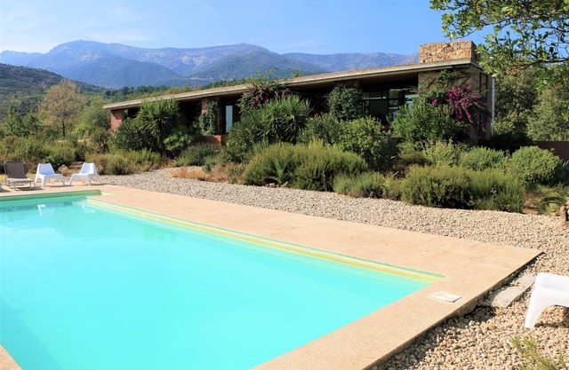 Spectaculaire maison avec vue sur la piscine et la nature luxuriante près de Madrid