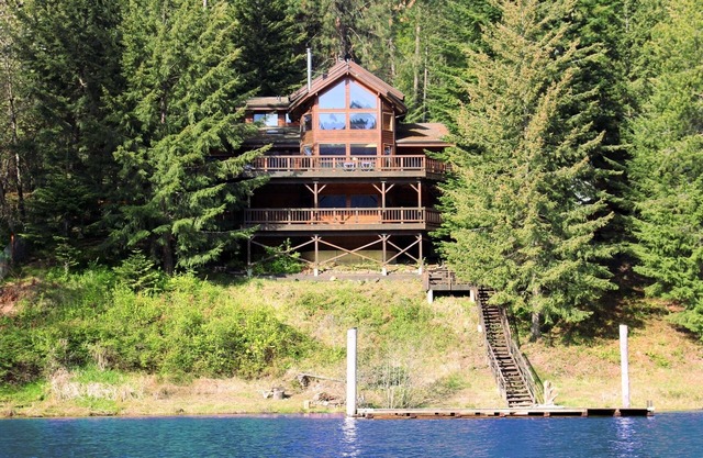 Spectaculaire 3 étages 6BR CDA Lakefront w / Dock, bain à remous sur la baie de Powderhorn isolée