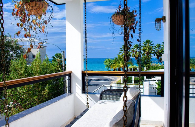 Spectaculaire Villa de Plage Rénovée 372 m² - Design Intérieur Luxueux - Piscine
