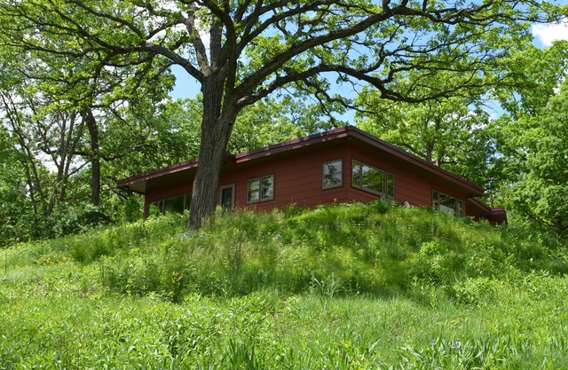 Spectaculaire domaine de 77 acres avec maison moderne du milieu du siècle, étangs de pêche et sentiers