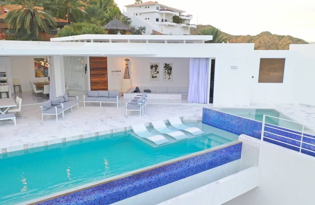 Spectacular 9 BR Ocean View, private Pool, large group