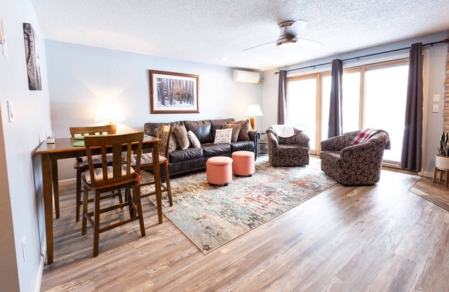 Spectacular condo near skiing - shopping - hiking!