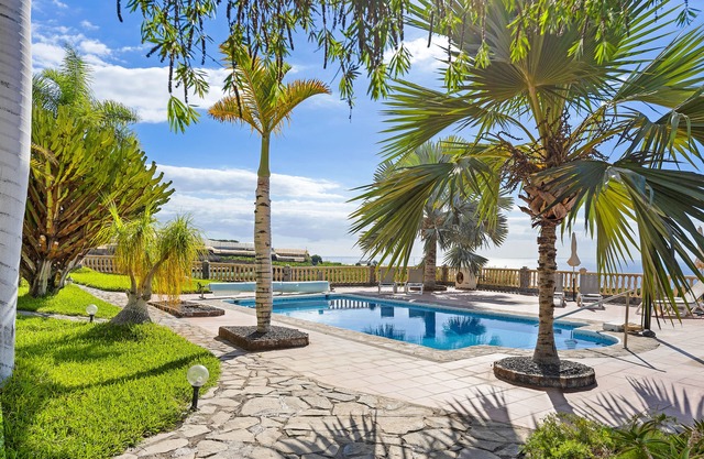 spectaculaire villa avec piscine privée dans le jardin et une vue imprenable