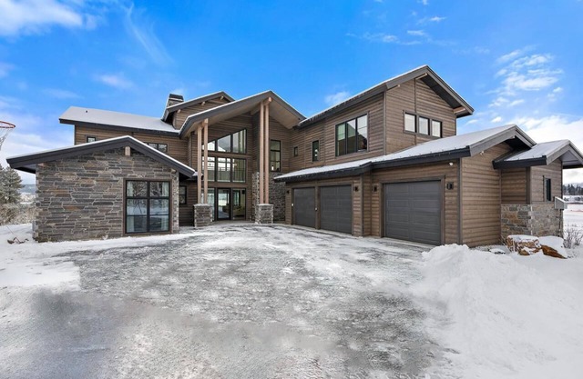 Spectacular Estate Home with Hot Tub and Sauna
