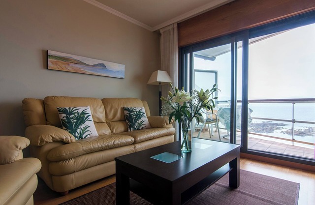 APPARTEMENT SPECTACULAIRE AVEC VUE SUR LE PORT SPORTIF DE SANXENXO. (Wiffi)