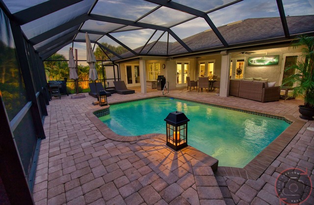 Spectacular Heat Pump Pool/Lanai, 4 bed/2 Bath Home only 10 min from 5 beaches