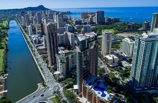 Spectaculaire étage élevé, entièrement meublé 2 Bdrm / 2. 5 salles de bain avec Ocean & Vues sur la ville