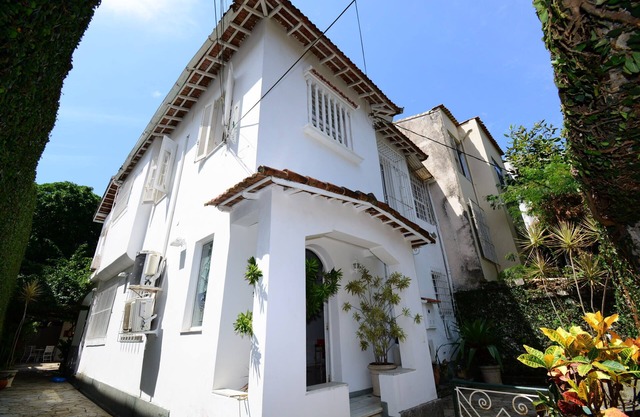 SPECTACULAR house in a safe and charming neighborhood, for up to 10 people