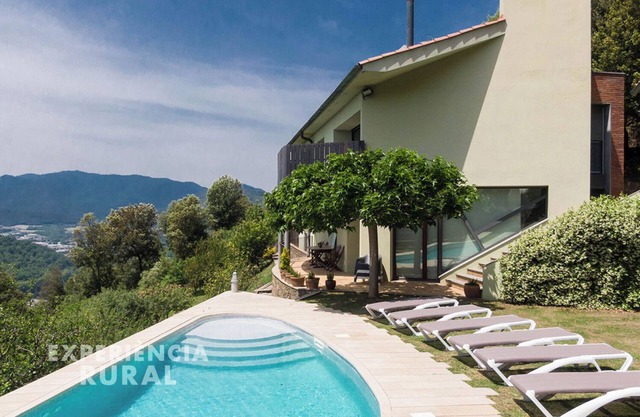 Espectacular casa con enorme jardín, piscina panorámica y vistas de ensueño.