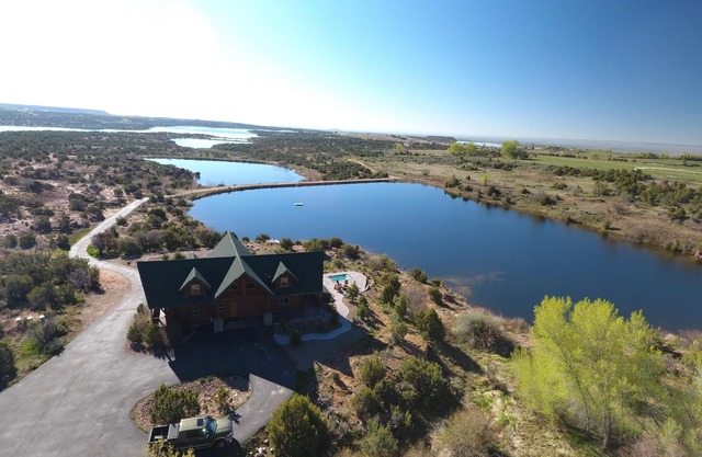 Lac spectaculaire et centre de pêche