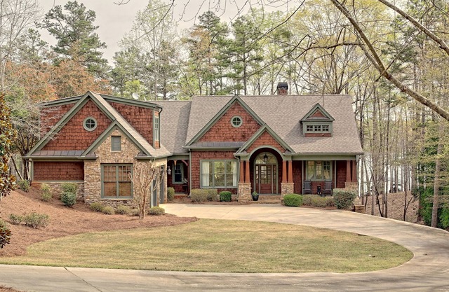 Spectaculaire maison de style artisan dans un beau quartier fermé sur le lac