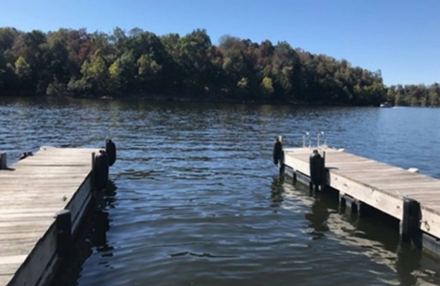 Spectacular lake view! Cozy updated lake front house, with kayaks, Pet Friendly!