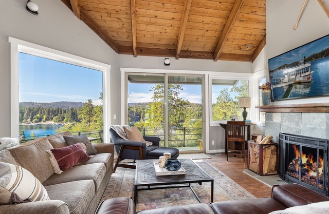 SPECTACULAR LAKE VIEW HOME, 3100 SFT, A/C, SPA, STEPS to LAKE