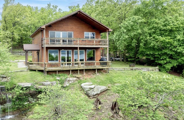 Spectaculaire vue sur le lac, Luxury Cabin fournit le lieu de rassemblement idéal.