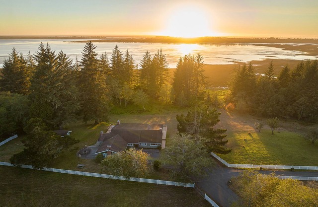 Spectaculaire Lakefront Ranch Estate à Redwoods, 153 Acre Retreat