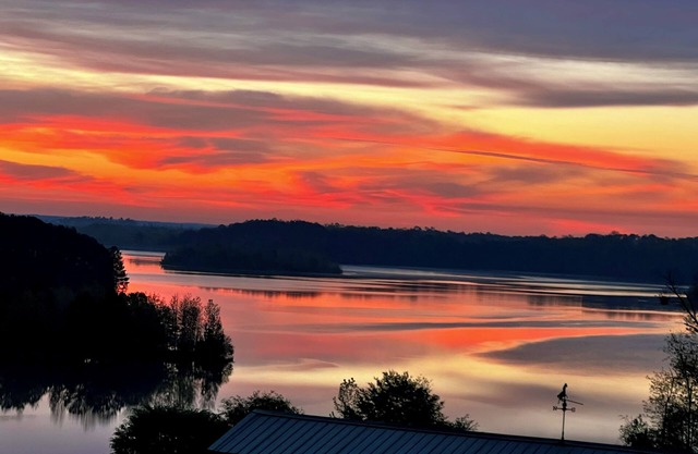 Spectacular lakefront working farmhouse , farm animals, kayaking, pool.