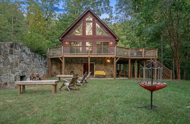 Spectacular Log Cabin Home 45 minutes to Asheville