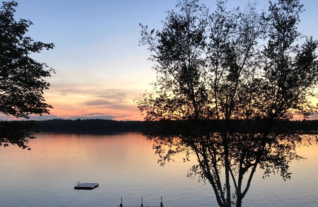 Spectaculaire Maine Cobbossee Lakefront Accueil avec bain à remous et chiens bienvenus