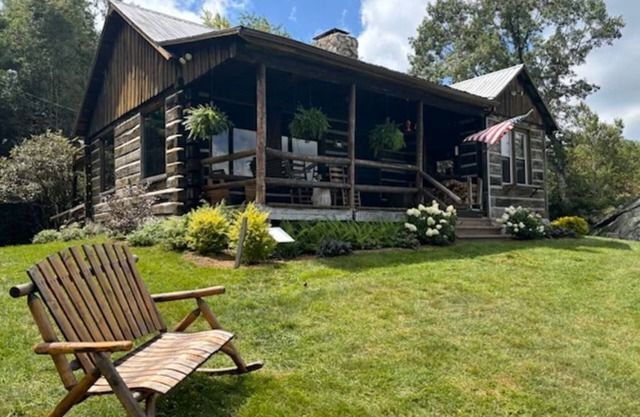 Cabane en rondins rustique isolée à 4000 pieds avec des vues spectaculaires et des équipements modernes.