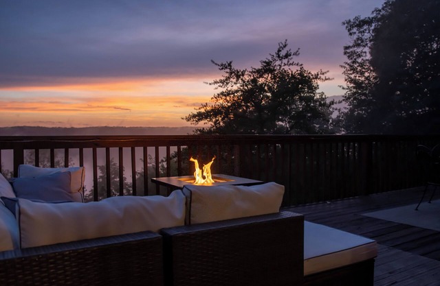 Spectacular Mountain & Sunset Views! Spacious Home Sleeps 12! Ping Pong/Hot Tub!