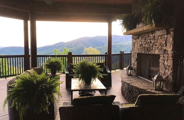 Spectacular mountain view! Minutes to hiking, whitewater, fishing