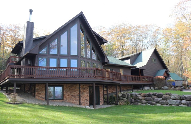 Spectacular Mt. home with views of Lake George and Hot Tub.