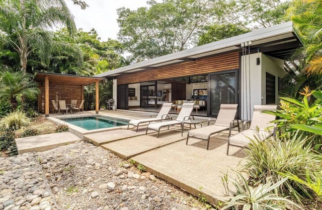 Luxueuse maison moderne avec vue sur l'océan