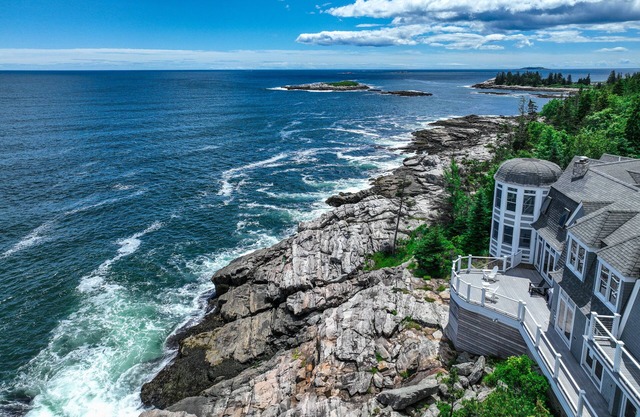 Spectacular oceanfront retreat with amazing views, sunroom & washer/dryer