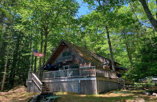 Spectaculaire cabine privée au bord du lac entouré de montagnes et des forêts