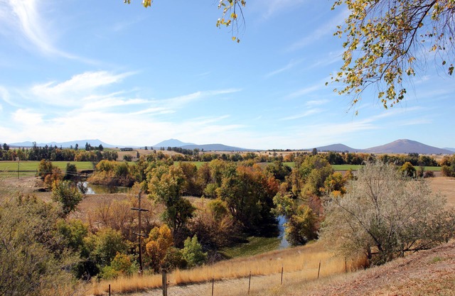 Vue spectaculaire sur la rivière dans une charmante maison de campagne
