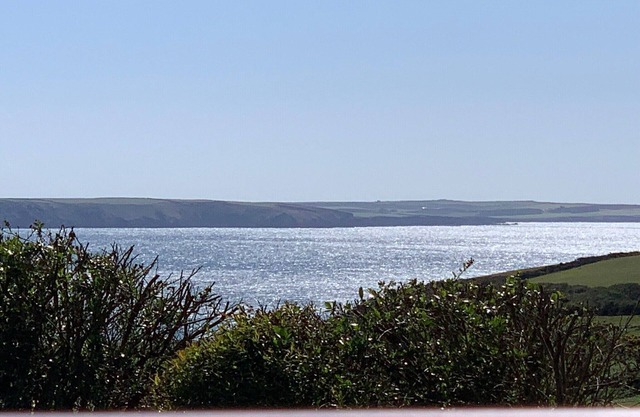 Vues spectaculaires sur la mer, plages, surf et jardins. Récemment rénové.