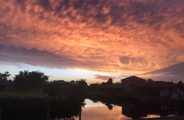 Coucher de soleil spectaculaire sur la rivière paisible