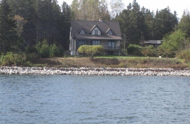 2007 Construit 3BR Waterfront House, Spectacular Sweeping Views of Acadia