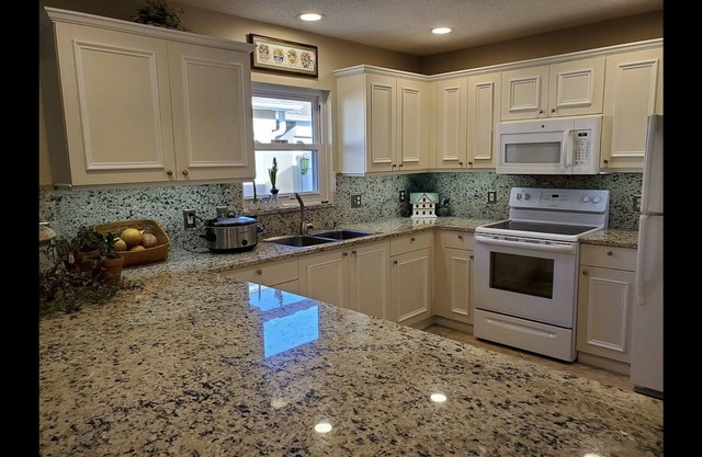 Spectacular Updated Villa between Spanish Springs and Lake Sumter Landing
