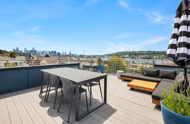 Moderne 5 Histoire Maison de ville avec une vue panoramique sur le toit et privé!