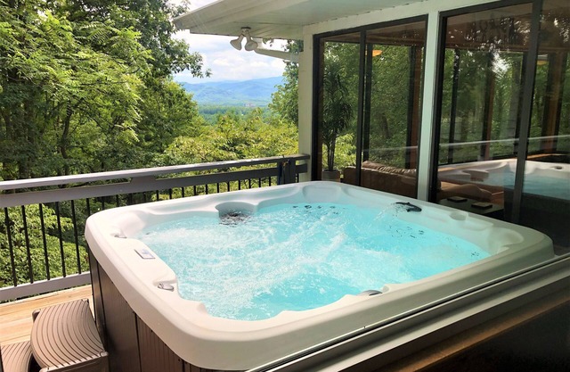 Nouvelle liste! Long Range Views w / Sun Room, porche filtré, 17 min à Asheville