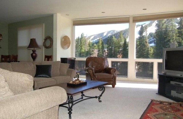 Vues spectaculaires! Luxe 3BR / 2BA dans la Base de Zone Situation - Trademark