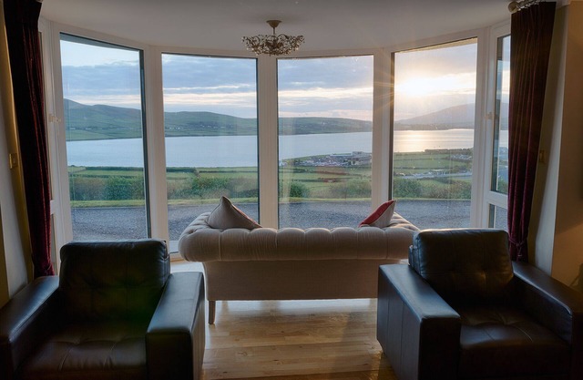 Des vues spectaculaires sur la baie de Dingle et la ville depuis un luxueux Accueil.