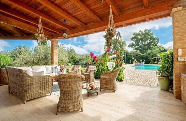 Spectacular Villa, Jacuzzi pool, playground -Wi-Fi - IUN S3325