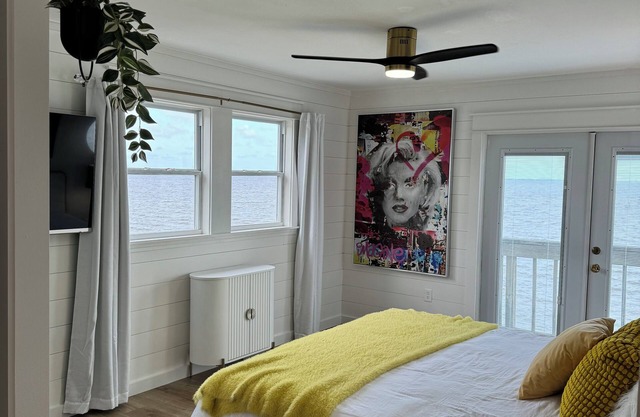 NEW Waterfront! Amazing water & city light views! Dolphins, Private, Spacious.