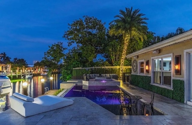 Spectacular Waterfront House! Tiki & Heated Pool/Hot Tub