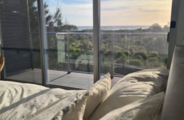 Spectacular water views. Family & pet friendly. 2 min from beach and playground.