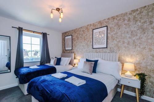 Speke - Walk 2 JLR Halewood Airport - 5 Beds, Driveway fits 2 - 3 Bedrooms 3 WC-Speke Boulevard-South Liverpool-Sleeps 9 - Fully Equipped- Docks- Waterfront Bank Arena Liverpool by Arz Stays