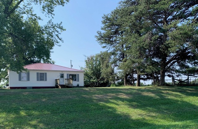 SPENCER FAMILY FARMHOUSE-minutes from Indian Creek Marina on Mark Twain Lake.