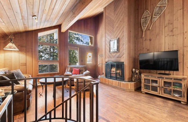 Spend Summer in Whitefish! Charming Ptarmigan Unit! Access to indoor/outdoor pool, and more!