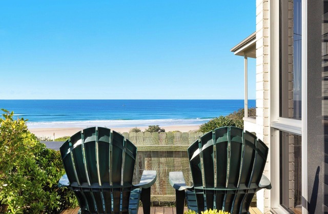 Spindrift Lowerdeck BEACH FRONT location! Retro style 2 bed, Wifi, Nespresso++++