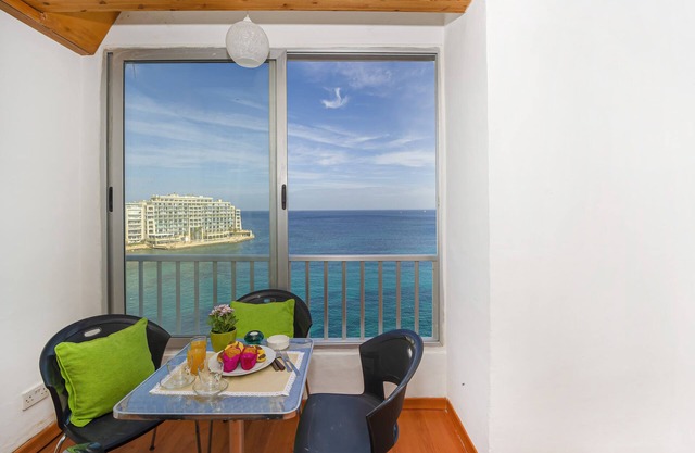 GetawaysMalta - Spinola Bay grand appartement en bord de mer st Julians